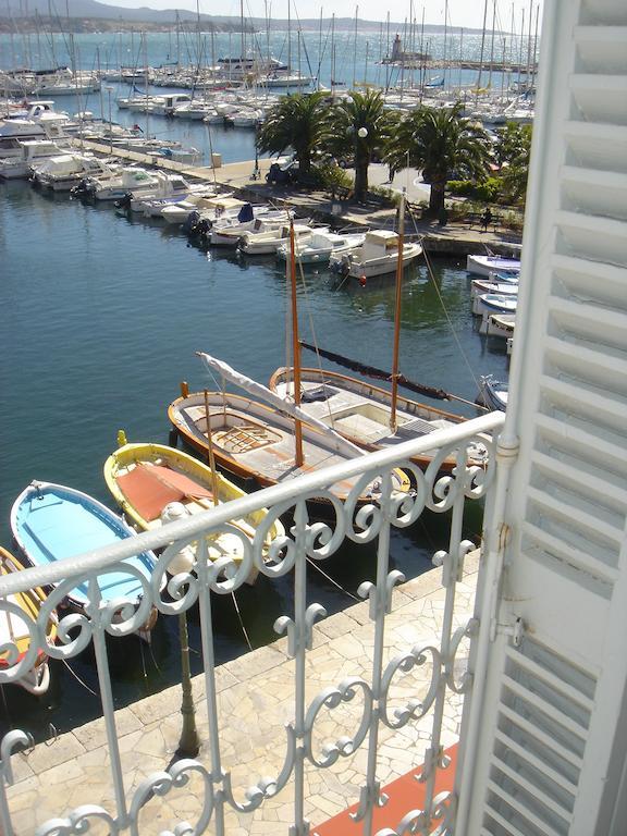 Hotel Restaurant De La Tour Sanary-sur-Mer Exterior foto