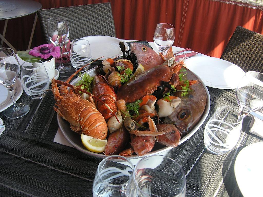 Hotel Restaurant De La Tour Sanary-sur-Mer Exterior foto